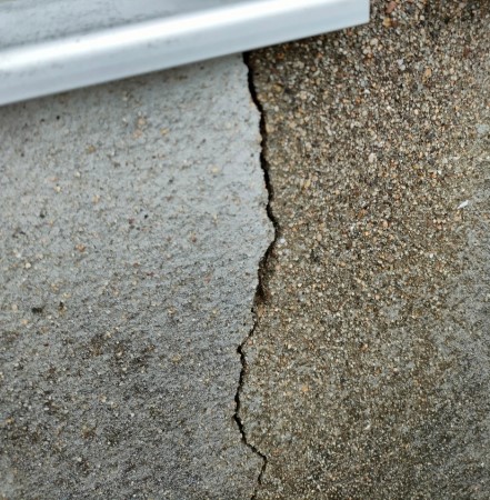 外壁クラック　雨漏りの原因　熊本